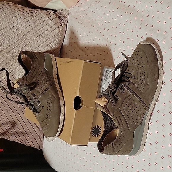 NIB UGG shoes size 5.5 - Picture 3 of 4